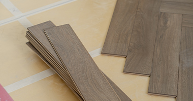 Água é ruim para pisos laminados? Cuidados para garantir a durabilidade do piso