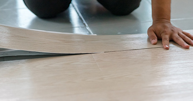 Pisos vinílicos vs pisos laminados: qual a diferença?
