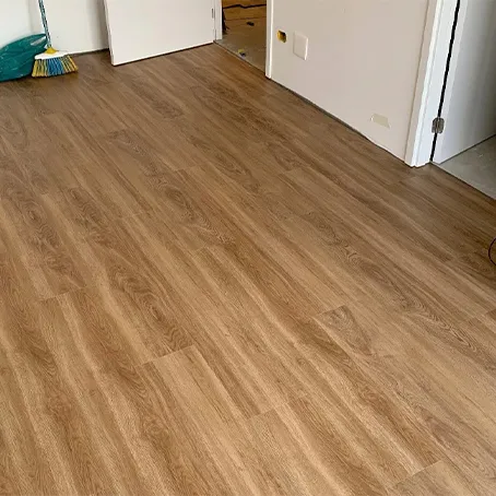 Imagem de Pisos vinílicos, pisos laminados e rodapés em poliestireno e MDF