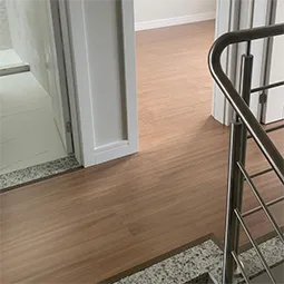 Imagem de Pisos vinílicos, pisos laminados e rodapés em poliestireno e MDF